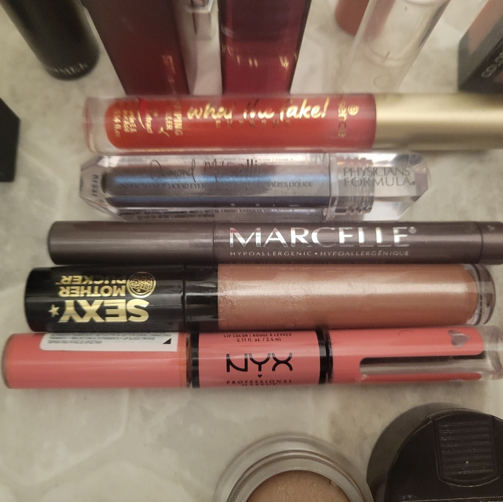 Makeup Bundle - Picture 4 of 5